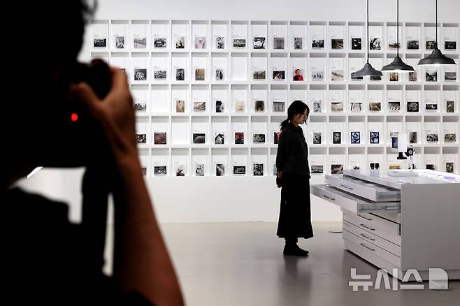 [서울=뉴시스] 박진희 기자 = 서울시립 사진미술관에서 개관특별전 '광채 光彩 : 시작의 순간들'과 '스토리지 스토리' 전시 전경. 2025.05.28. pak7130@newsis.com