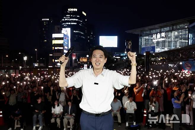 [서울=뉴시스] 조성봉 기자 = 이준석 개혁신당 대선후보가 1일 오후 서울 중구 서울역광장에서 유세를 마치고 취재진을향해 포즈를 취하고 있다.2025.06.01. suncho21@newsis.com