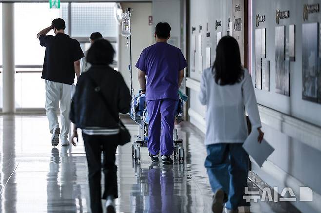 [서울=뉴시스] 정병혁 기자 = 27일 서울시내 대학병원에서 의료진이 이동하고 있다. 2025.05.27. jhope@newsis.com