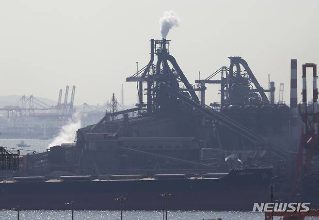 [가와사키=AP/뉴시스] 일본 도쿄 인근 가와사키에 있는 JFE 스틸 제철소. 자료사진. 2025.06.02