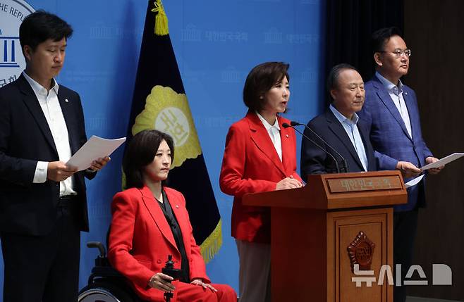 [서울=뉴시스] 고승민 기자 = 국민의힘 나경원, 유상범, 우재준, 최보윤 의원이 25일 서울 여의도 국회 소통관에서 현안 기자회견을 하고 있다. 2025.05.25. kkssmm99@newsis.com