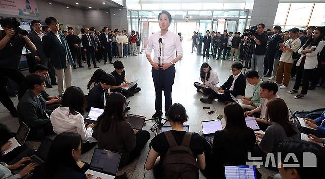 [시흥=뉴시스] 추상철 기자 = 이준석 개혁신당 대선 후보가 2일 오전 경기 시흥시 한국공학대학교 기술혁신파크(TIP)에서 학생들과 점심식사를 하기 전 취재진의 질문에 답변하고 있다. 2025.06.02. scchoo@newsis.com
