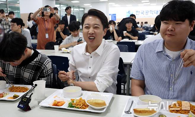 [시흥=뉴시스] 추상철 기자 = 이준석 개혁신당 대선 후보가 2일 오전 경기 시흥시 한국공학대학교 기술혁신파크(TIP) 학생식당에서 점심식사를 하며 학생들과 대화를 하고 있다. 2025.06.02. scchoo@newsis.com