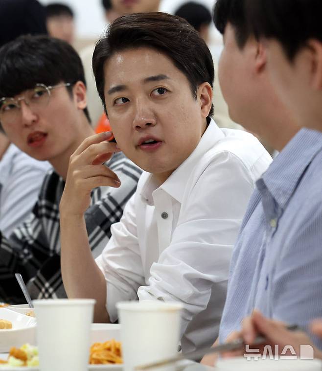 [시흥=뉴시스] 추상철 기자 = 이준석 개혁신당 대선 후보가 2일 오전 경기 시흥시 한국공학대학교 기술혁신파크(TIP) 학생식당에서 점심식사를 하며 학생들과 대화를 하고 있다. 2025.06.02. scchoo@newsis.com
