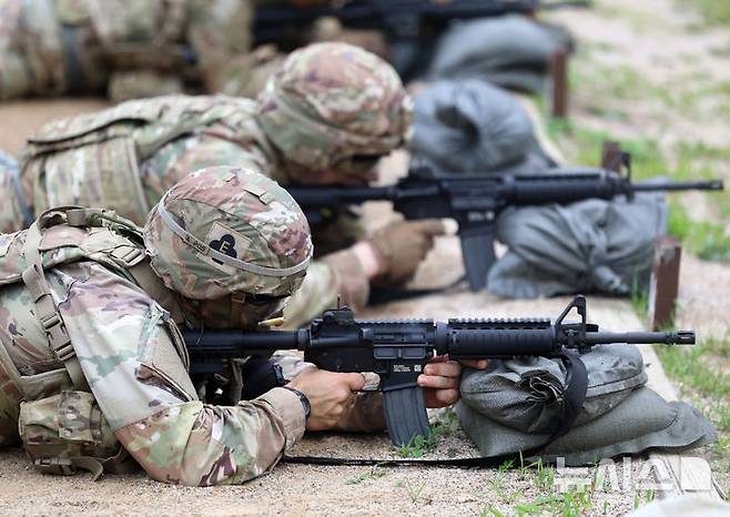 [동두천=뉴시스] 이영환 기자 = 2일 오전 경기도 동두천시 캠프 케이시에서 열린 미 8군 최고분대 선발대회에 참가한 장병들이 사격을 하고 있다. 이번 경연을 통해 미 8군 최우수 분대가 선발되며 선발된 분대는 미 태평양 육군(USARPAC) 최우수 분대 경연대회에 미 8군 대표로 출전하게 된다. 2025.06.02. 20hwan@newsis.com