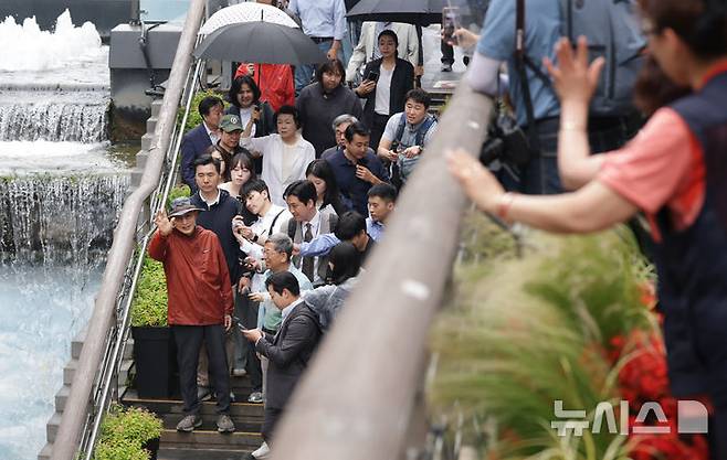 [서울=뉴시스] 홍효식 기자 = 이명박 전 대통령이 2일 서울 중구 청계천 산책로를 걸으며 시민들과 인사하고 있다.이날 걷기 행사는 청계천 복원 20주년을 맞아 그 의미를 돌아보고, 시민과 함께하는 소통의 자리로 마련됐다고 이명박재단은 설명했다. (공동취재) 2025.06.02. photo@newsis.com