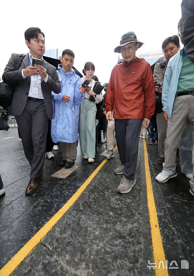 [서울=뉴시스] 홍효식 기자 = 이명박 전 대통령이 2일 서울 중구 청계광장에서 청계천 산책로로 향하고 있다.이날 걷기 행사는 청계천 복원 20주년을 맞아 그 의미를 돌아보고, 시민과 함께하는 소통의 자리로 마련됐다고 이명박재단은 설명했다. 2025.06.02. yesphoto@newsis.com