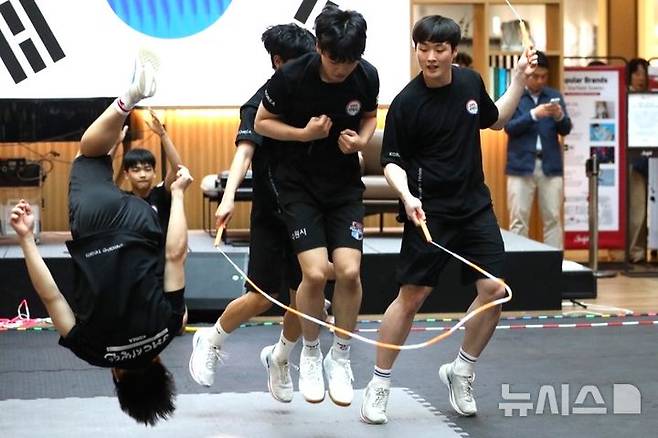 [수원=뉴시스] 수원시 줄넘기시범단의 공연모습 (사진=수원시줄넘기협회 제공)2025.06.02.photo@newsis.com