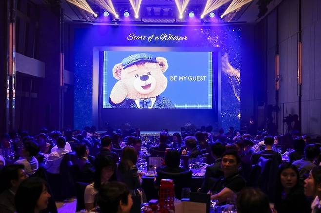 '런더너 그랜드 – 마카오 쇼케이스 2025''의 '갈라 디너' 중 'G 베어' 소개 *재판매 및 DB 금지