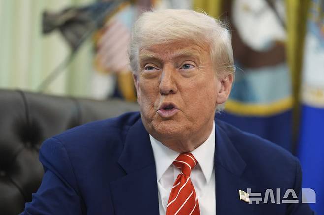 [워싱턴=AP/뉴시스] 도널드 트럼프 미국 대통령이 지난달 30일(현지 시간) 백악관 집무실에서 일론 머스크 테슬라 최고경영자(CEO)를 배석한 채 기자들의 질문에 답하고 있다. 2025.06.02.