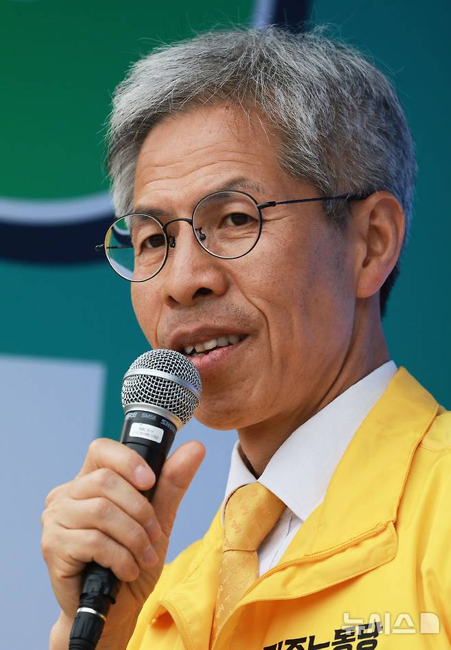 [서울=뉴시스] 고범준 기자 = 권영국 민주노동당 대선 후보가 2일 서울 종로구 광화문 해태상 인근에서 21대 대통령선거 하루를 앞두고 지지를 호소하고 있다. 2025.06.02. bjko@newsis.com