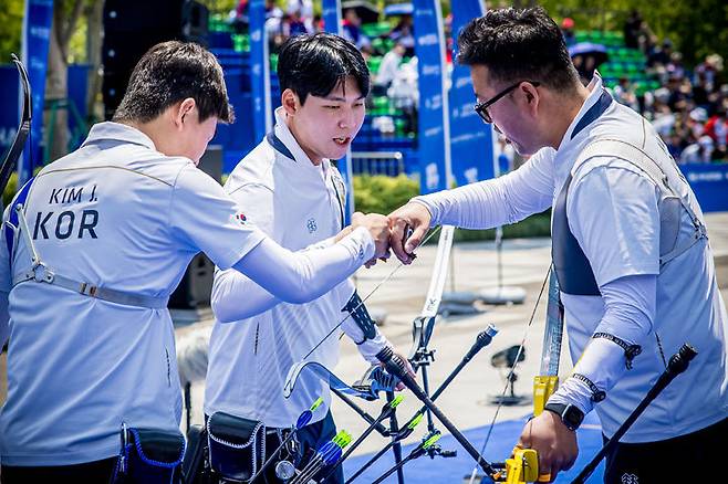 [서울=뉴시스] 2025 현대 양궁 월드컵 2차 대회 리커브 남자 단체전에 나선 김제덕, 이우석, 김우진. (사진=대한양궁협회 제공) *재판매 및 DB 금지