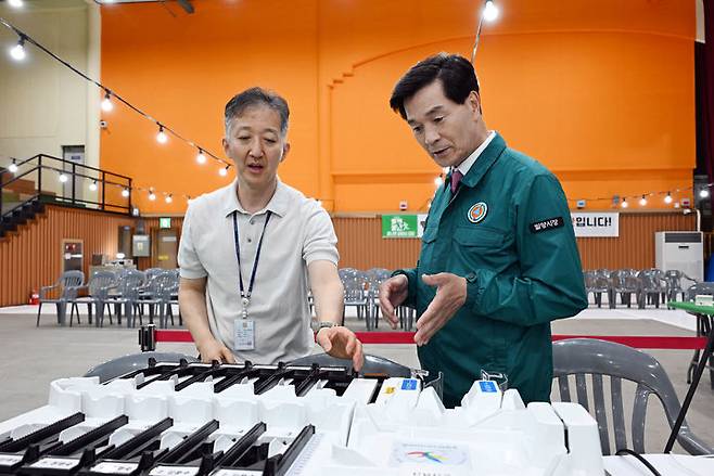 [밀양=뉴시스] 안병구 경남 밀양시장이 2일 제21대 대통령 선거 개표소가 설치된 밀양문화체육회관을 방문해 개표 준비 상황을 점검하고 있다. (사진=밀양시 제공) 2025.06.02. photo@newsis.com *재판매 및 DB 금지