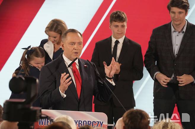 [바르샤바=AP/뉴시스]폴란드 제12대 대통령에 당선된 카롤 나브로츠키 무소속 후보.. 2025.06.02.