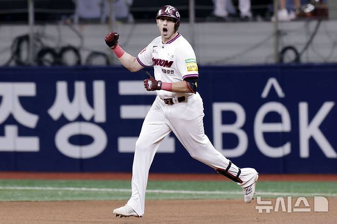 [서울=뉴시스] 최동준 기자 = 지난 23일 서울 구로구 고척스카이돔에서 열린 2025 KBO리그 kt 위즈와 키움 히어로즈의 경기, 4회말 무사 1루 상황 키움 카디네스가 2점 홈런을 친 뒤 기뻐하고 있다. 2025.05.23. photocdj@newsis.com