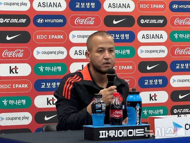 [용인=뉴시스]콜롬비아 여자축구대표팀 앙헬로 마르실리아 감독. (사진=안경남 기자)