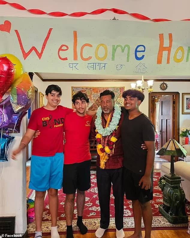 석방된 아자이 데브(오른쪽 두번째)와 가족들의 모습 [사진 출처 = 데일리메일]