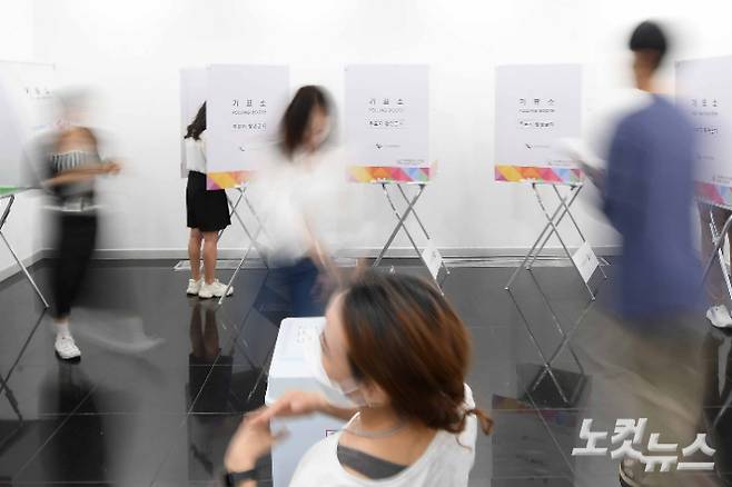 제21대 대통령선거 사전투표 이틀째인 지난달 30일 서울 강남구 역삼1동주민센터에 마련된 사전투표소를 찾은 유권자가 소중한 한 표를 행사하고 있다. 박종민 기자