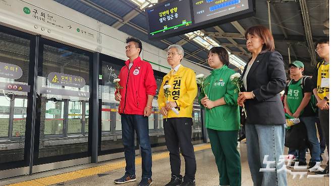 2일 오전 서울 광진구 구의역에서 청년 비정규직 노동자 김모군이 숨진 자리에 헌화하는 민주노동당 권영국 대선 후보. 김도원 인턴기자