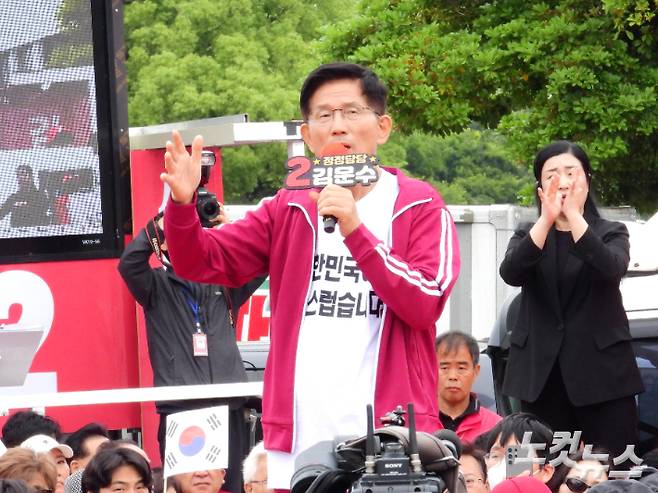 제21대 대통령선거를 하루 앞둔 2일 제주시 동문로터리에서 김문수 국민의힘 후보가 거리유세를 했다. 이인 기자