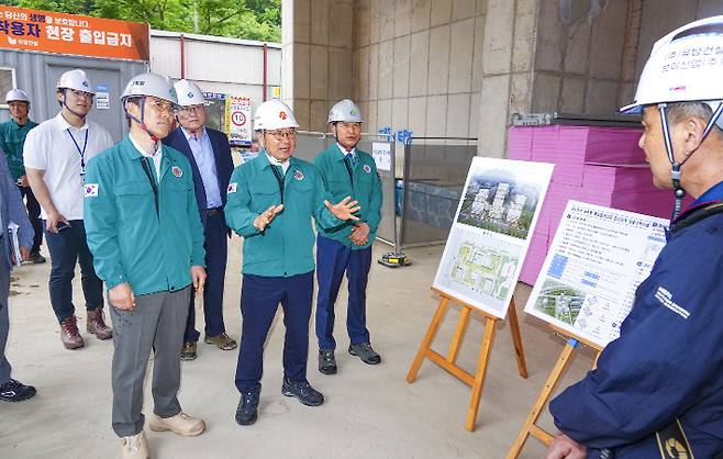 강기정 광주광역시장은 2일 서구 치평동에 위치한 상무지구 통합공공임대주택 건립사업 현장에서 민관합동 현장 안전점검을 실시했다. 광주시 제공