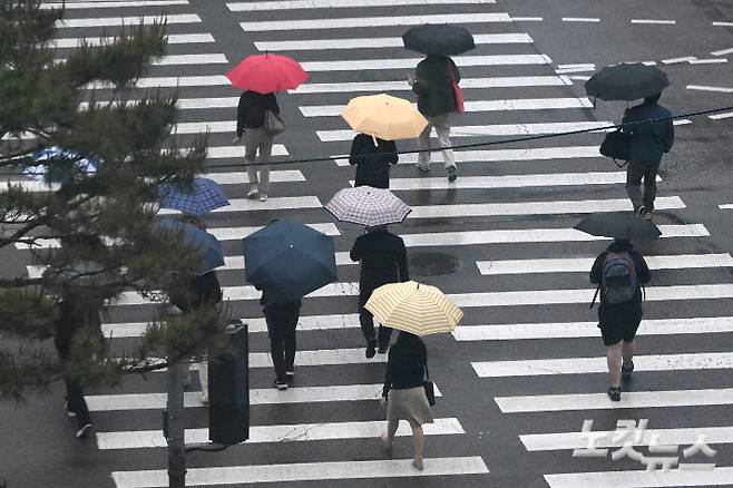 우산을 쓴 시민들이 발걸음을 옮기고 있다. 류영주 기자