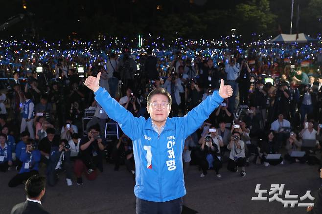 이재명 더불어민주당 대선 후보가 2일 서울 영등포구 여의도공원에서 6.3 대선 피날레 유세를 하고 있다. 류영주 기자