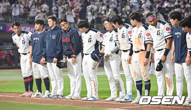 [OSEN=부산, 이석우 기자] 1일 부산 사직야구장에서 2025 신한 SOL 뱅크 KBO 리그 롯데 자이언츠와 SSG 랜더스의 경기가 열렸다. 홈팀 롯데는 이민석이, 방문팀 SSG는 앤더슨이 선발 출전했다.롯데 자이언츠 선수들이 SSG 랜더스에 3-4로 패하고 팬들에게 인사를 하고 있다. 2025.06.01 / foto0307@osen.co.kr