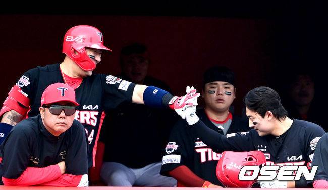 윤도현을 향해 '형님 미소'를 전하는 최형우.