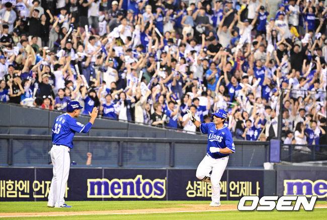 [OSEN=잠실, 조은정 기자]1일 오후 서울 잠실구장에서 ‘2025 신한 SOL Bank KBO리그’ LG 트윈스와 삼성 라이온즈의 경기가 열렸다.이날 LG는 임찬규, 삼성은 레예스를 선발투수로 내세웠다.8회초 2사 1루 삼성 김태훈이 역전 우중월 투런 홈런을 날린 뒤 베이스를 돌고 있다. 2025.06.01 /cej@osen.co.kr