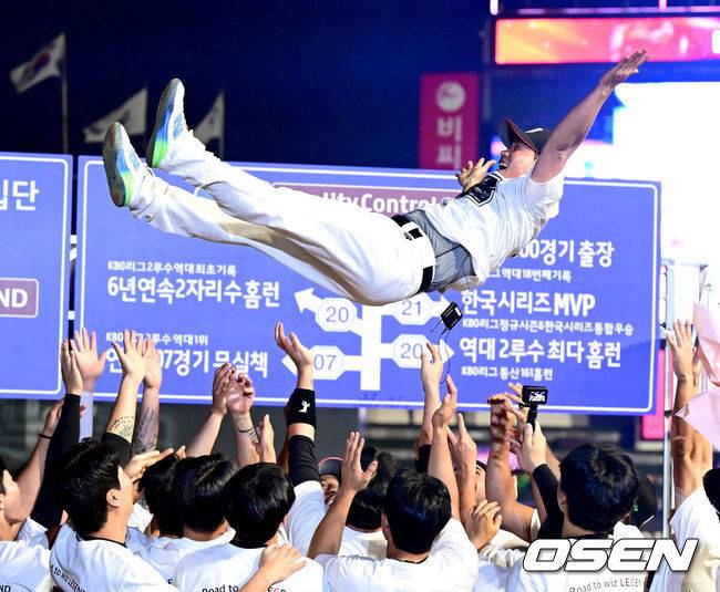 [OSEN=수원, 최규한 기자] 1일 수원 KT위즈파크에서 ‘2025 신한 SOL Bank KBO리그’ KT 위즈와 KIA 타이거즈의 경기가 열렸다.경기를 마치고 KT 박경수의 은퇴식이 진행됐다.박경수가 은퇴식에서 선수들의 헹가래를 받고 있다. 2025.06.01 / dreamer@osen.co.kr