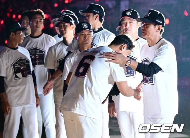 [OSEN=수원, 최규한 기자] 1일 수원 KT위즈파크에서 ‘2025 신한 SOL Bank KBO리그’ KT 위즈와 KIA 타이거즈의 경기가 열렸다.경기를 마치고 KT 박경수의 은퇴식이 진행됐다.박경수가 은퇴식에서 이강철 감독을 비롯한 코칭스태프와 인사를 나누고 있다. 2025.06.01 / dreamer@osen.co.kr