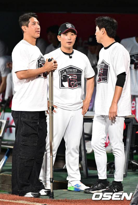 [OSEN=수원, 최규한 기자] 1일 수원 KT위즈파크에서 ‘2025 신한 SOL Bank KBO리그’ KT 위즈와 KIA 타이거즈의 경기가 열렸다.경기를 마치고 KT 박경수의 은퇴식이 진행됐다.박경수가 은퇴식에서 황재균-우규민과 대화를 나누고 있다. 2025.06.01 / dreamer@osen.co.kr