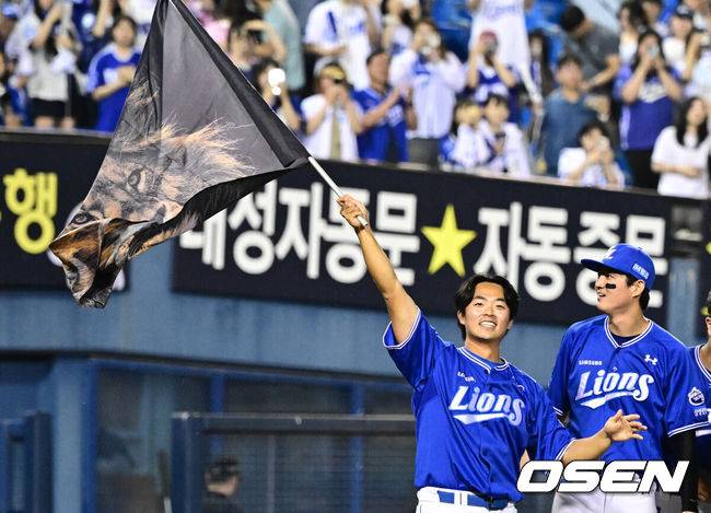 [OSEN=잠실, 조은정 기자]프로야구&nbsp;삼성 라이온즈가 7연승을 질주했다. LG 트윈스는 올 시즌 처음으로 스윕패를 당했다.&nbsp;삼성은&nbsp;1일 서울 잠실구장에서 열린 2025 KBO리그&nbsp;LG와 시즌 9차전 맞대결에서 6-4 재역전승을 거뒀다. 삼성은 KT 위즈를 반 경기 차이로 제치고 4위로 올라섰다.&nbsp;삼성 김태훈이 승리를 기뻐하고 있다. 2025.06.01 /cej@osen.co.kr