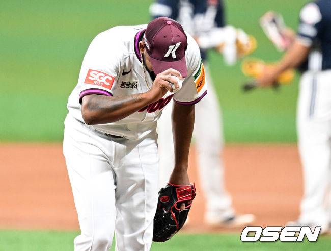 '영혼의 배터리' 양의지 향해 고개 숙여 인사하는 알칸타라