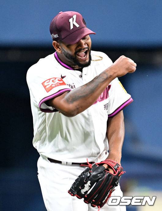 KBO 복귀 첫 경기서 승리의 환호한 알칸타라