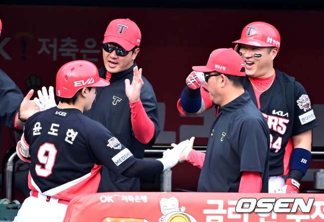 [OSEN=최규한 기자] KIA 최형우-윤도현. 2025.06.01 / dreamer@osen.co.kr
