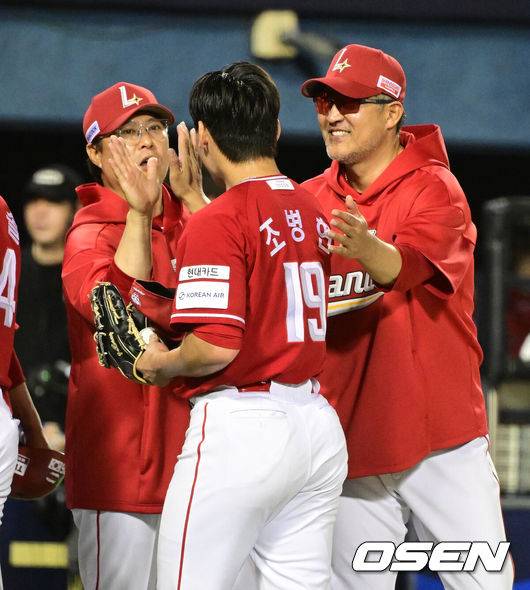 [OSEN=잠실, 지형준 기자] 프로야구 SSG 랜더스가 3연승의 휘파람을 불었다. 반면 두산 베어스는 4연패 수렁에 빠졌다.SSG는 20일 잠실구장에서 열린 원정 경기에서 5-3으로 승리했다.경기를 마치고 SSG 이숭용 감독이 조병현과 승리를 기뻐하고 있다. 2025.05.20 /jpnews@osen.co.kr
