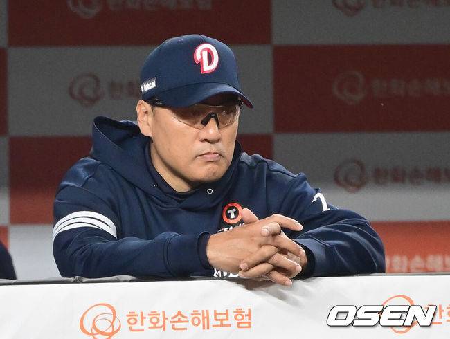 [OSEN=대전, 김성락 기자] 14일 대전 한화생명볼파크에서 ‘2025 신한 SOL Bank KBO리그’ 한화 이글스와 두산 베어스의 경기가 열렸다.이날 한화는 문동주, 두산은 잭로그를 선발로 내세웠다.8회초 두산 이승엽 감독이 경기를 지켜보고 있다. 2025.05.14 / ksl0919@osen.co.kr