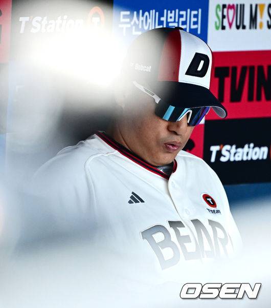 [OSEN=잠실, 지형준 기자] 25일 서울 잠실구장에서 2025 신한 SOL Bank KBO리그 두산 베어스와 NC 다이노스의 경기가 열렸다.이날 두산은 잭로그, 콜어빈, NC는 최성용을 선발로 내세웠다.1회말 득점권 찬스를 놓친 두산 이승엽 감독이 아쉬워하고 있다. 2025.05.25 /jpnews@osen.co.kr