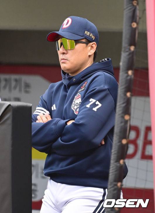 [OSEN=광주, 김성락 기자] 17일 오후 광주 북구 기아챔피언스필드에서 ‘2025 신한 SOL Bank KBO리그’ KIA 타이거즈와 두산 베어스의 더블헤더 1차전 경기가 열렸다.더블헤더 1차전 홈팀 KIA는 네일, 원정팀 두산은 콜어빈을 선발로 내세웠다.1회초 두산 이승엽 감독이 경기를 지켜보고 있다. 2025.05.17 / ksl0919@osen.co.kr