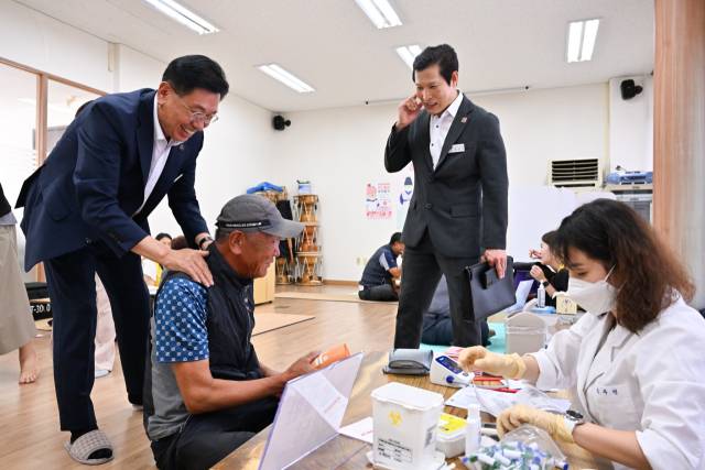 ▲전진선 양평군수가 지역의 한 어른신의 어깨를 마사지하고 있는 모습이다. ⓒ 양평군