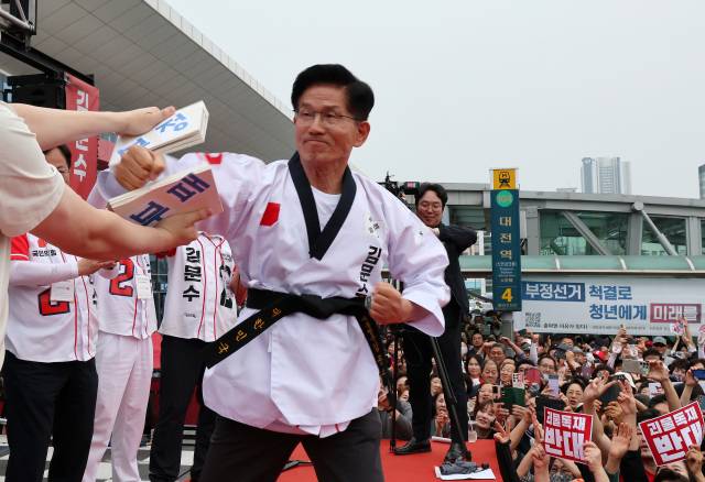 ▲국민의힘 김문수 대선 후보가 제21대 대통령선거 선거일을 하루 앞둔 2일 오후 대전역 서광장에서 시민들에게 지지를 호소하는 퍼포먼스를 하고 있다. ⓒ연합뉴스