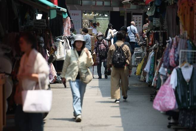 소비지출의 비중을 나타내는 평균소비성향이 전 연령대에 걸쳐 10년 전보다 하락한 것으로 나타났다. 연합뉴스