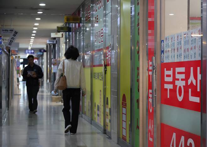 서울시가 불법 중개행위 단속을 강화한 가운데, 일부 중개업소들이 외부 시선을 차단한 채 조용히 영업을 이어가고 있다. 연합뉴스