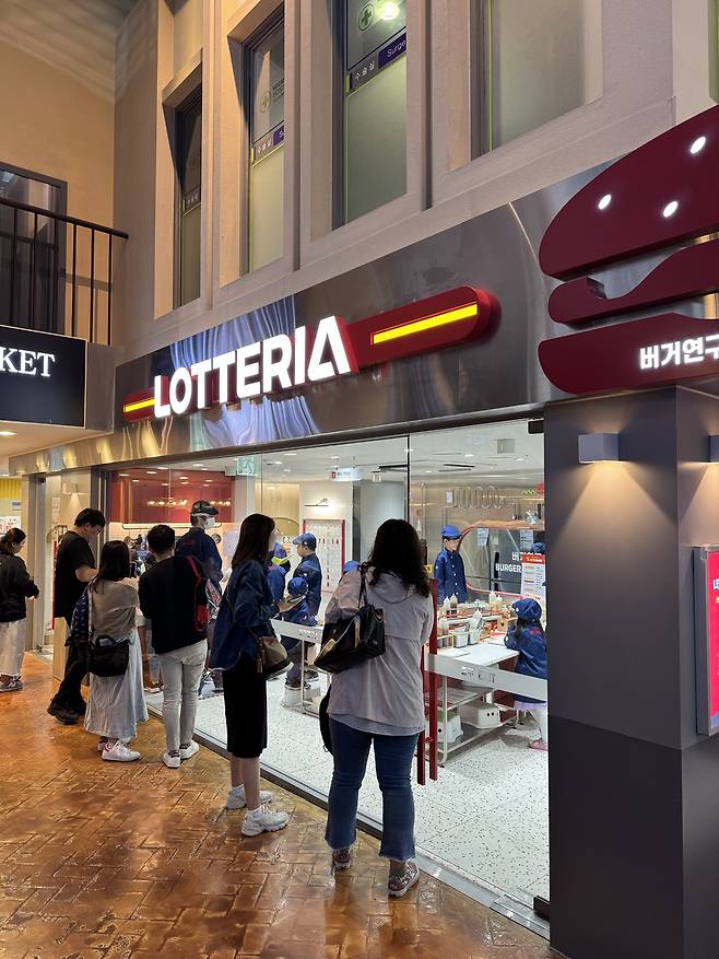 유명 패스트푸드 브랜드 롯데리아에서는 아이들이 ‘K버거’를 직접 만들어보는 특별한 체험을 제공한다. 조리복을 입고 재료를 손질하며 실제 직원처럼 업무를 수행하는 과정에서 아이들은 음식의 소중함과 직업의 의미를 자연스럽게 배운다. 체험 공간은 통유리로 구성되어 있어, 외부에서 보호자들이 자녀의 활동 모습을 실시간으로 관찰하고 촬영할 수 있다는 점도 큰 장점이다. 김현주 기자