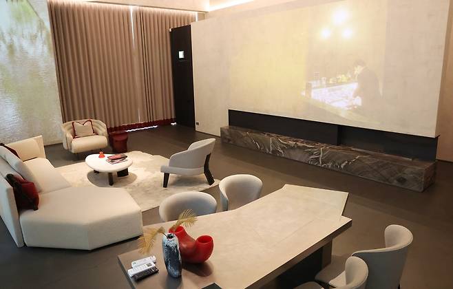 국내 최초 하이엔드 프라이빗 멤버십 클럽 ‘디아드(DYAD)’의 내년 오픈을 앞두고, 서울 강남구 도산공원 인근에서 운영 중인 ‘디아드 멤버스 라운지’의 내부 모습. 한윤종 기자