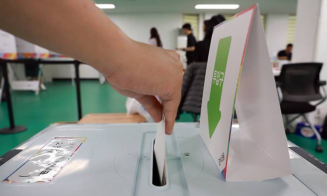 21대 대통령 선거 사전투표 둘째날인 지난 5월 30일 서울 관악구 낙성대동주민센터에 마련된 낙성대동사전투표소에서 유권자가 투표하고 있다. 연합뉴스