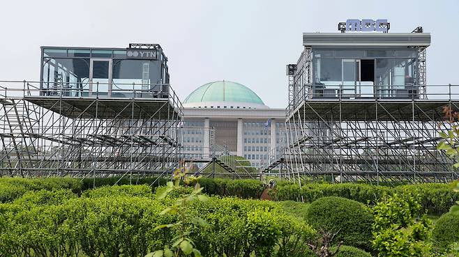 서울 여의도 국회에 방송사 생중계 부스가 마련돼 있다.&nbsp; &nbsp; 뉴스1