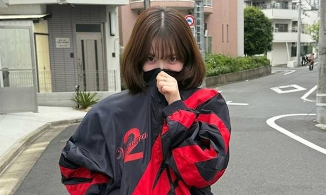 카리나가 숫자 2가 새겨진 빨간색 점퍼를 입었다가 정치색 논란에 휘말렸다. 카리나 인스타그램 캡처